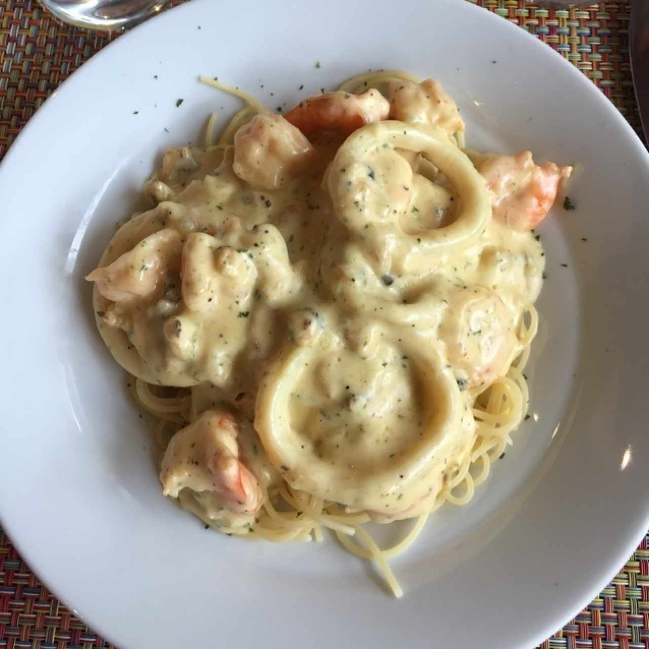 Spaguetini a la pescatore en salsa blanca.