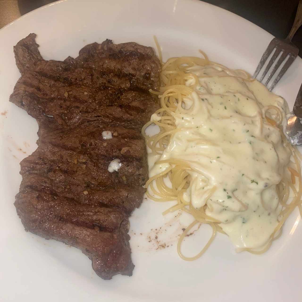 no sale en el menú, es carne de res con pasta en salsa blanca