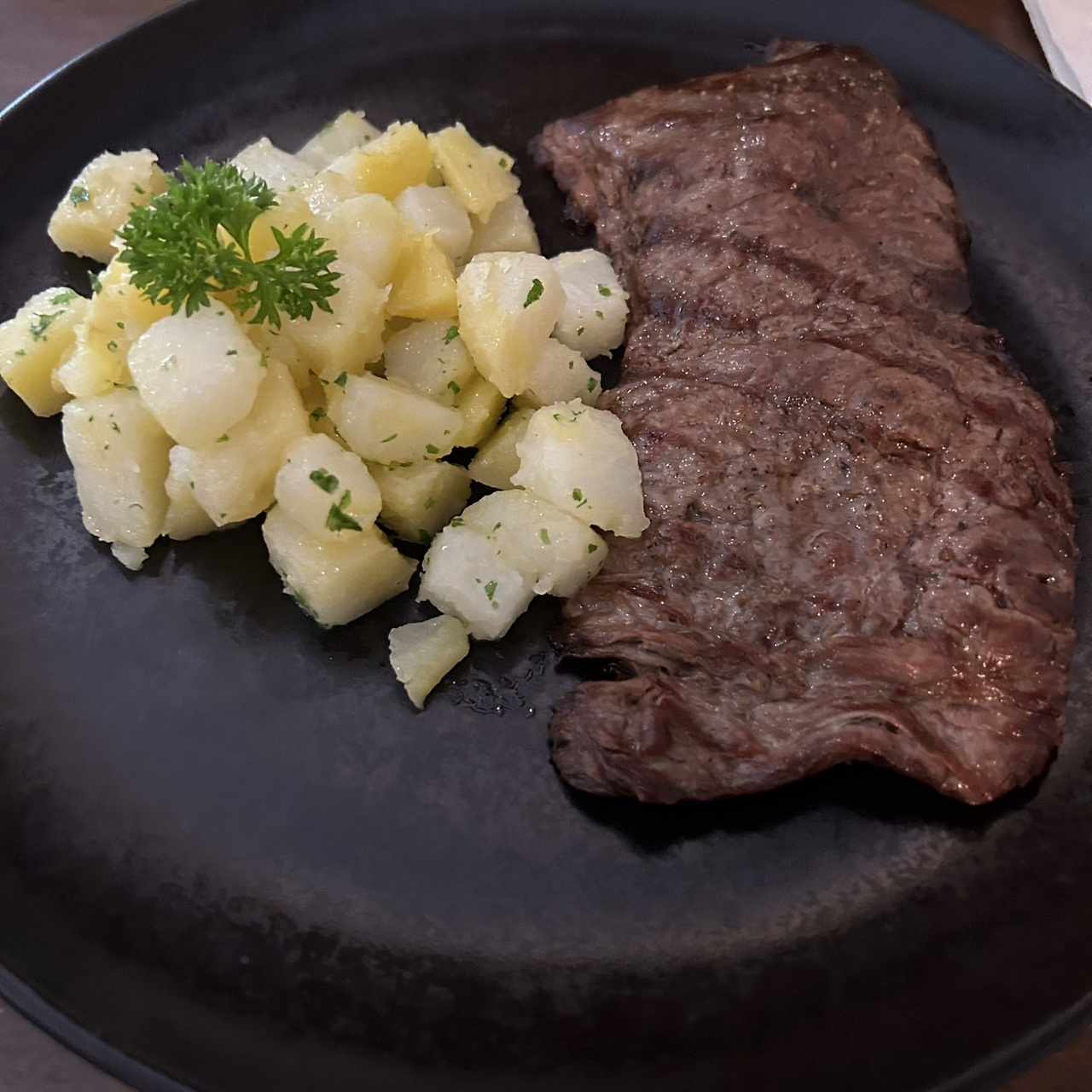 Filete de res con papas salteadas