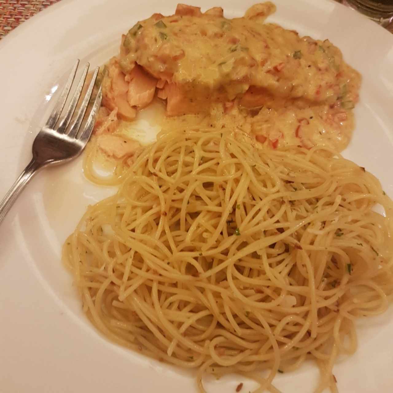 Salmon en salsa blanca con spaguettini al oleo 