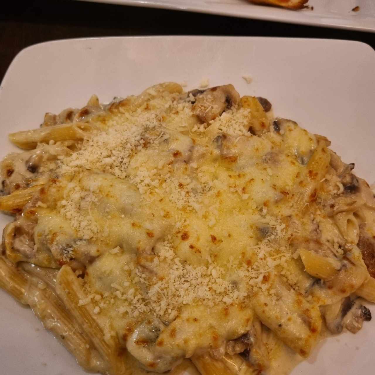 Penne en salsa blanca y hongos gratinado