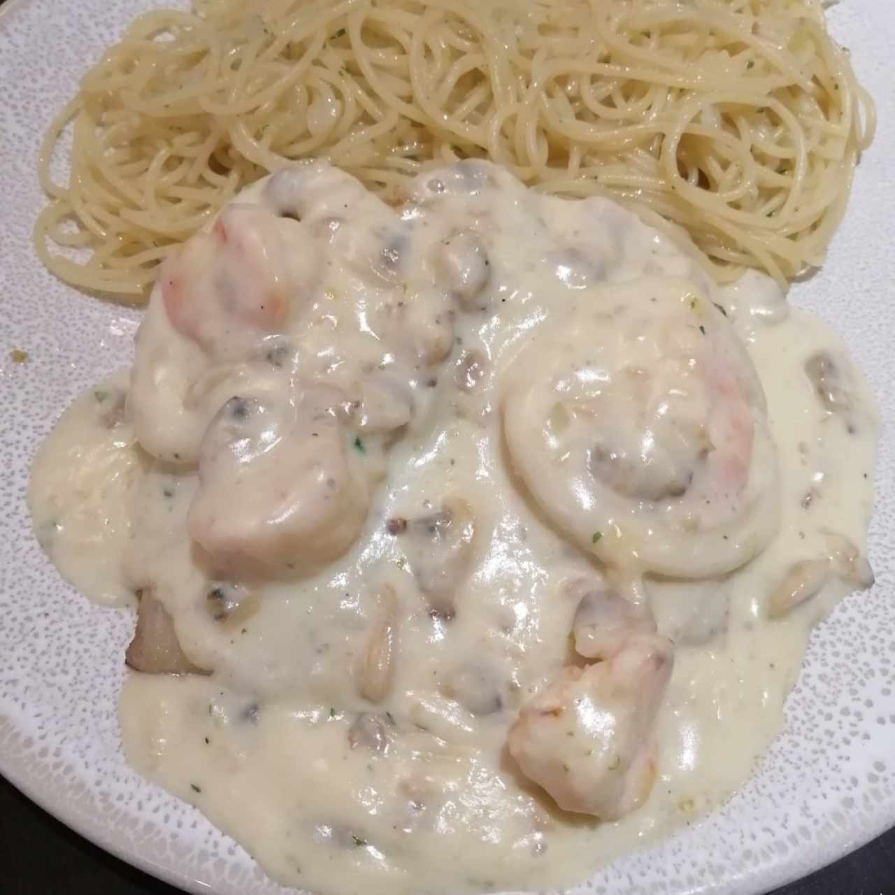 mariscos con spaghetti al óleo 