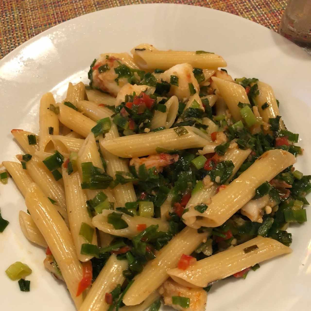 Penne Pepperoncini con langostinos óleo, cebollina y pimentón rojo