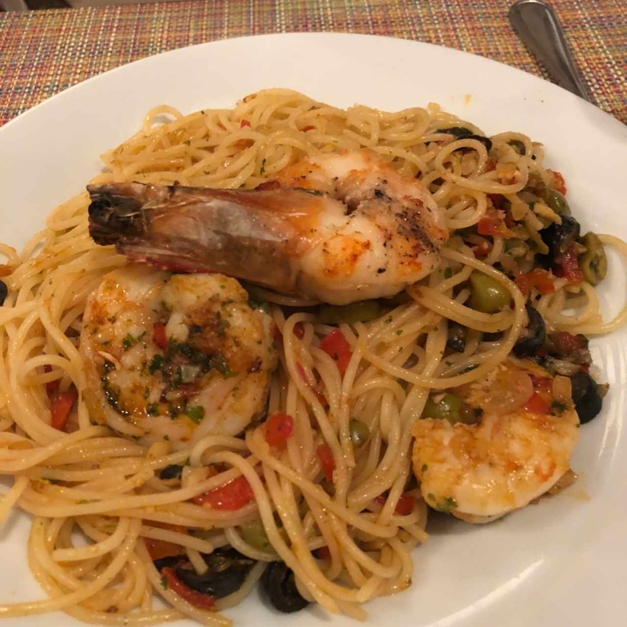 Spaghettini Óleo con langostinos, aceitunas y pimentón rojo