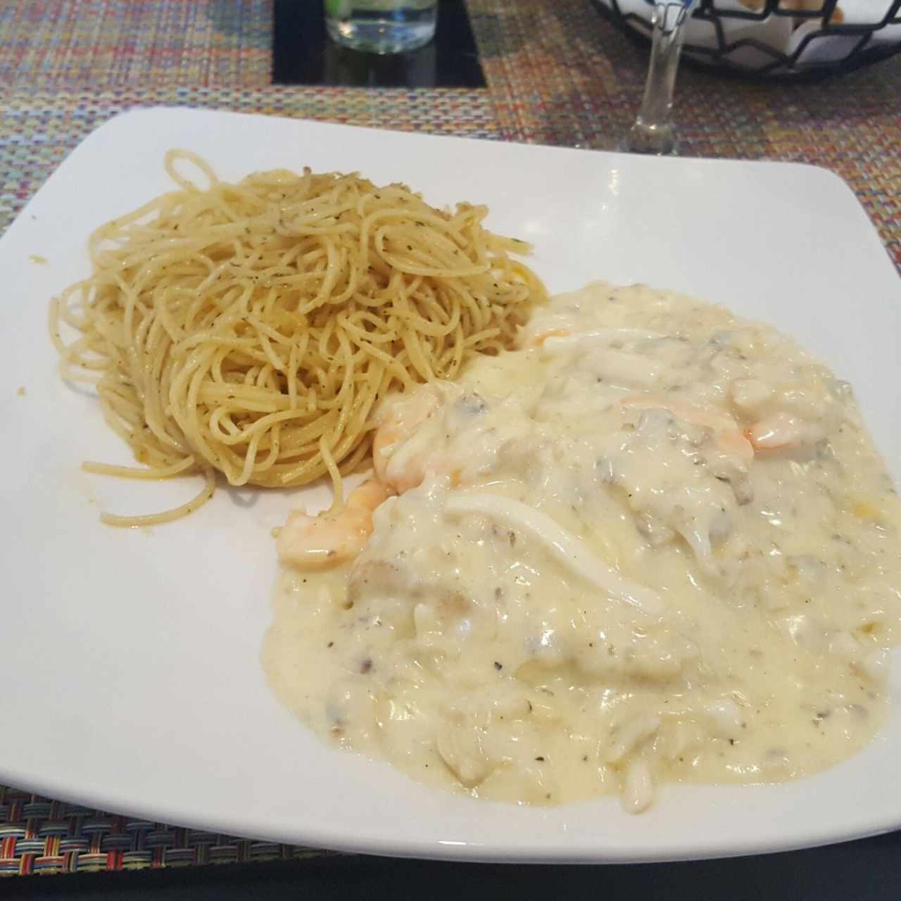 Salmón Asado con Pasta al Oleo