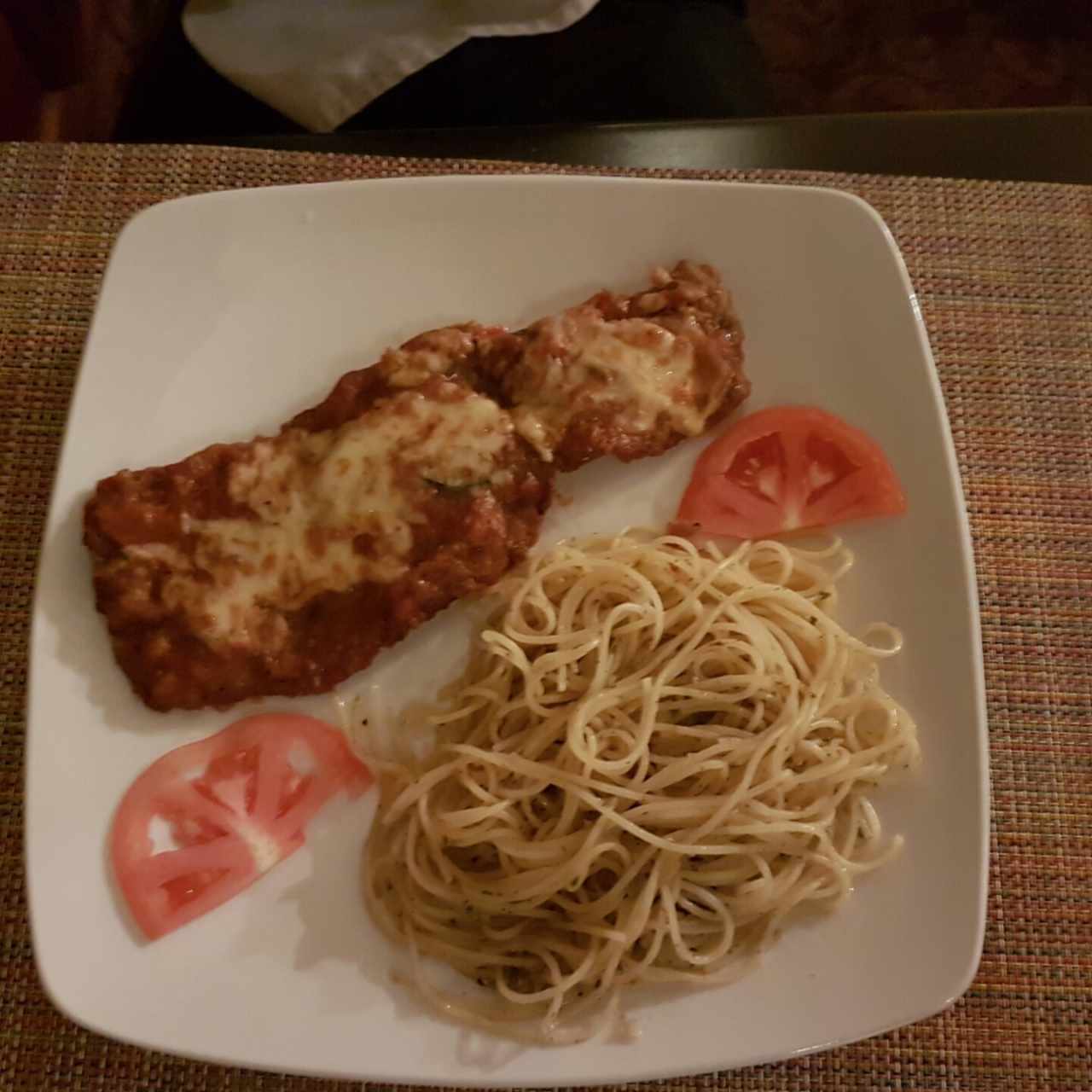 Filete a la parmesana con pasta a la oleo