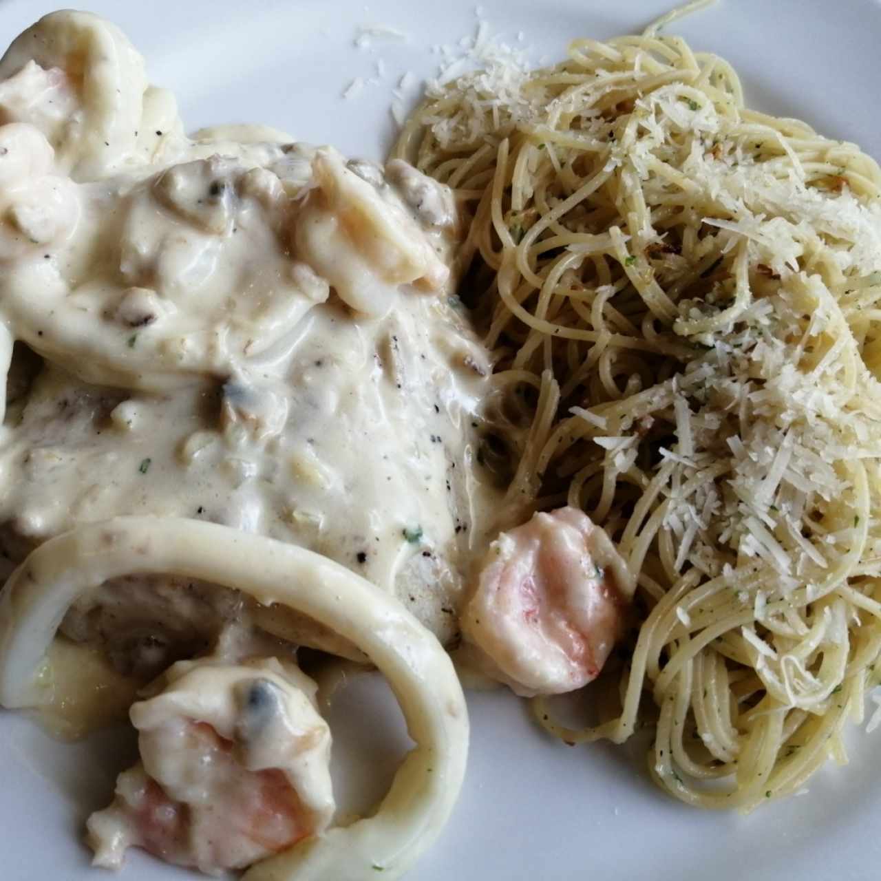 corvina con mariscos y spaghettini al óleo