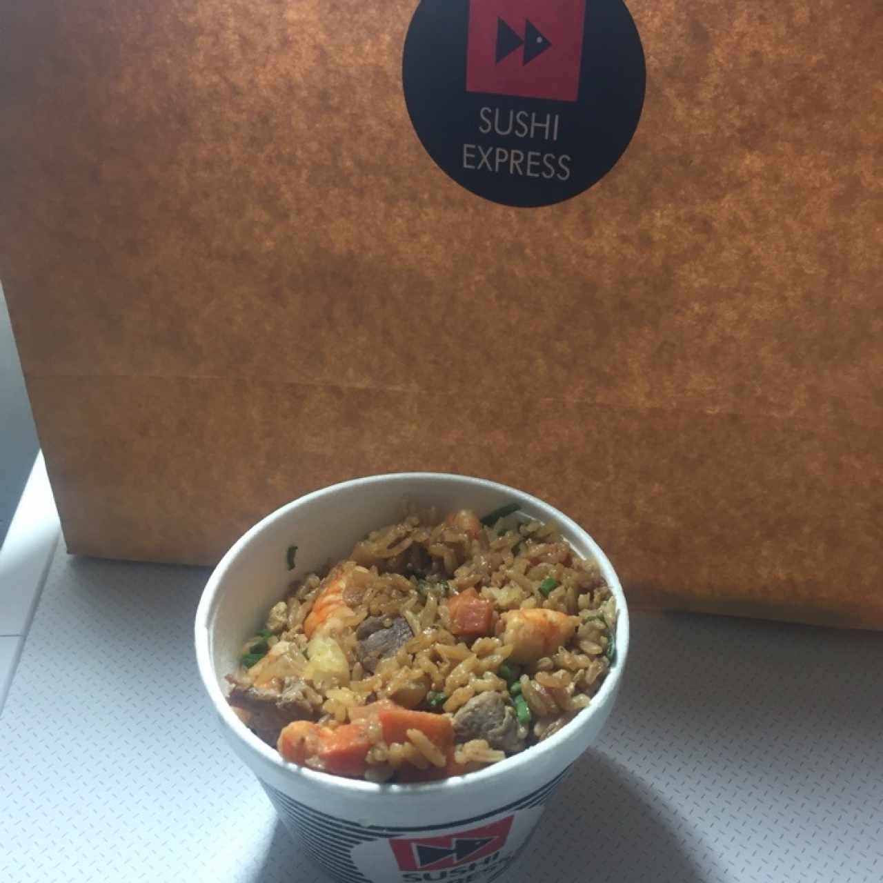 Yakimeshi mixto con salsa de cangrejo