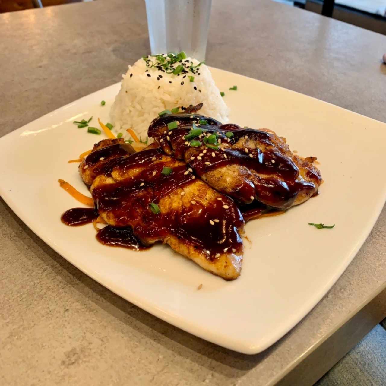 Platos Calientes - Pollo Teriyaki. un plato clasico. 