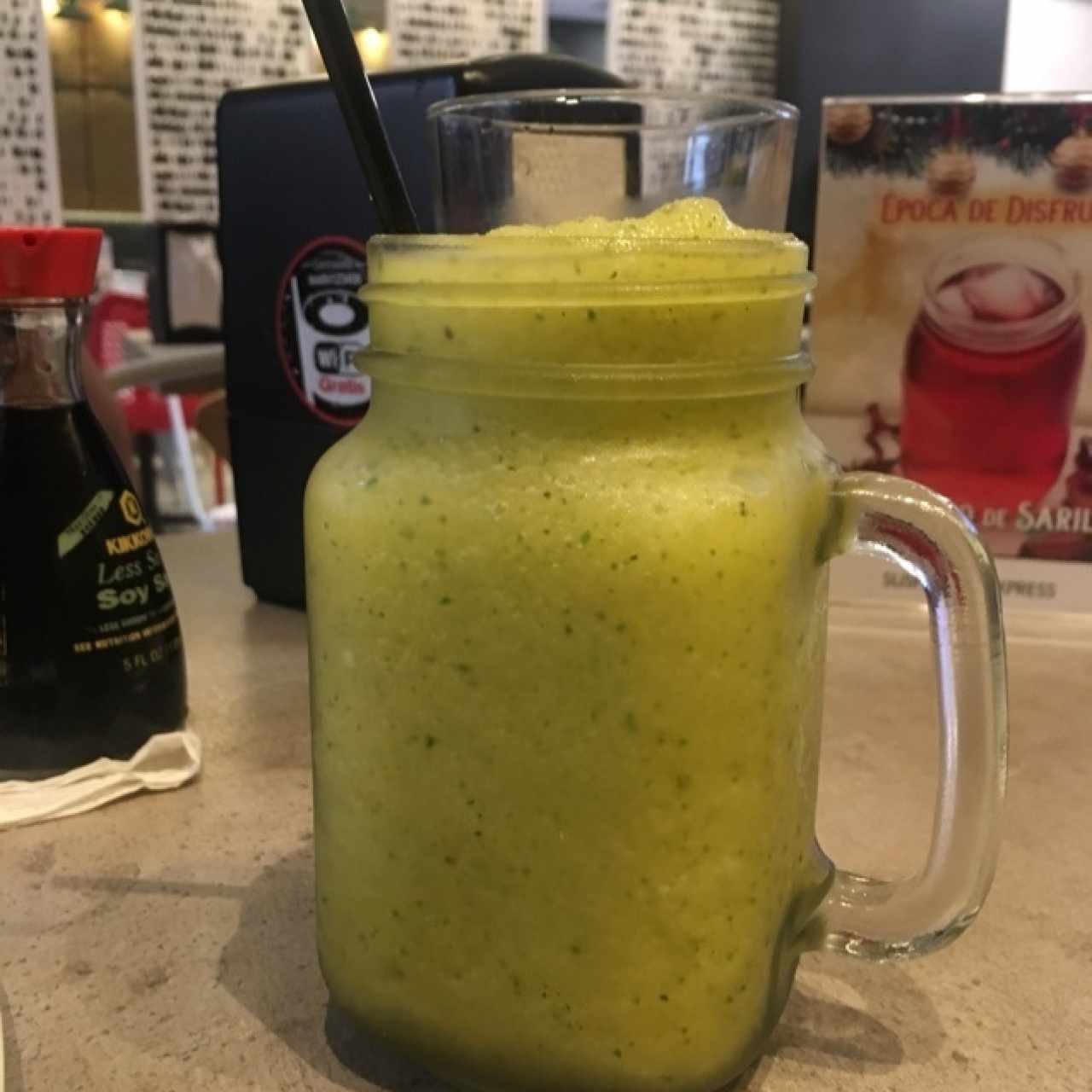 jugo natural de piña 🍍y hierva buena 🥰