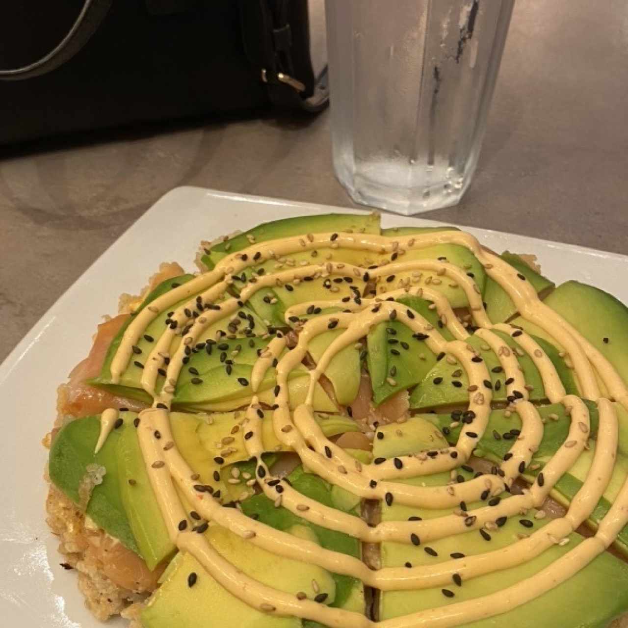 Sushi Pizza de Aguacate y Salmon Ahumado