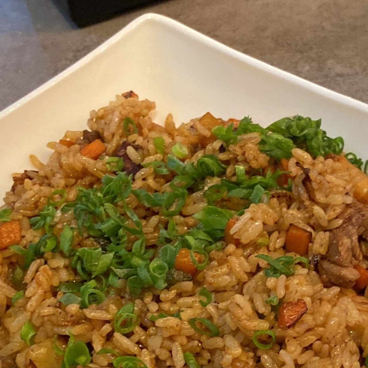 Yakimeshi mixto (salsa de cangrejo)