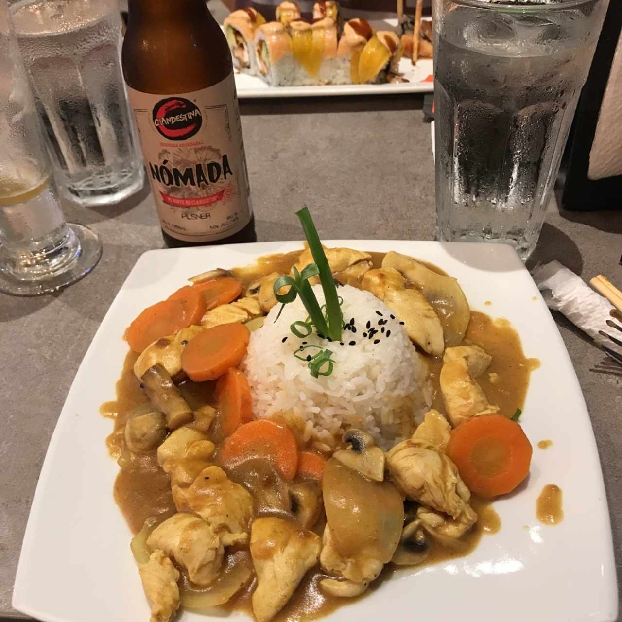 curry tailandés con cerveza artesanal nómada