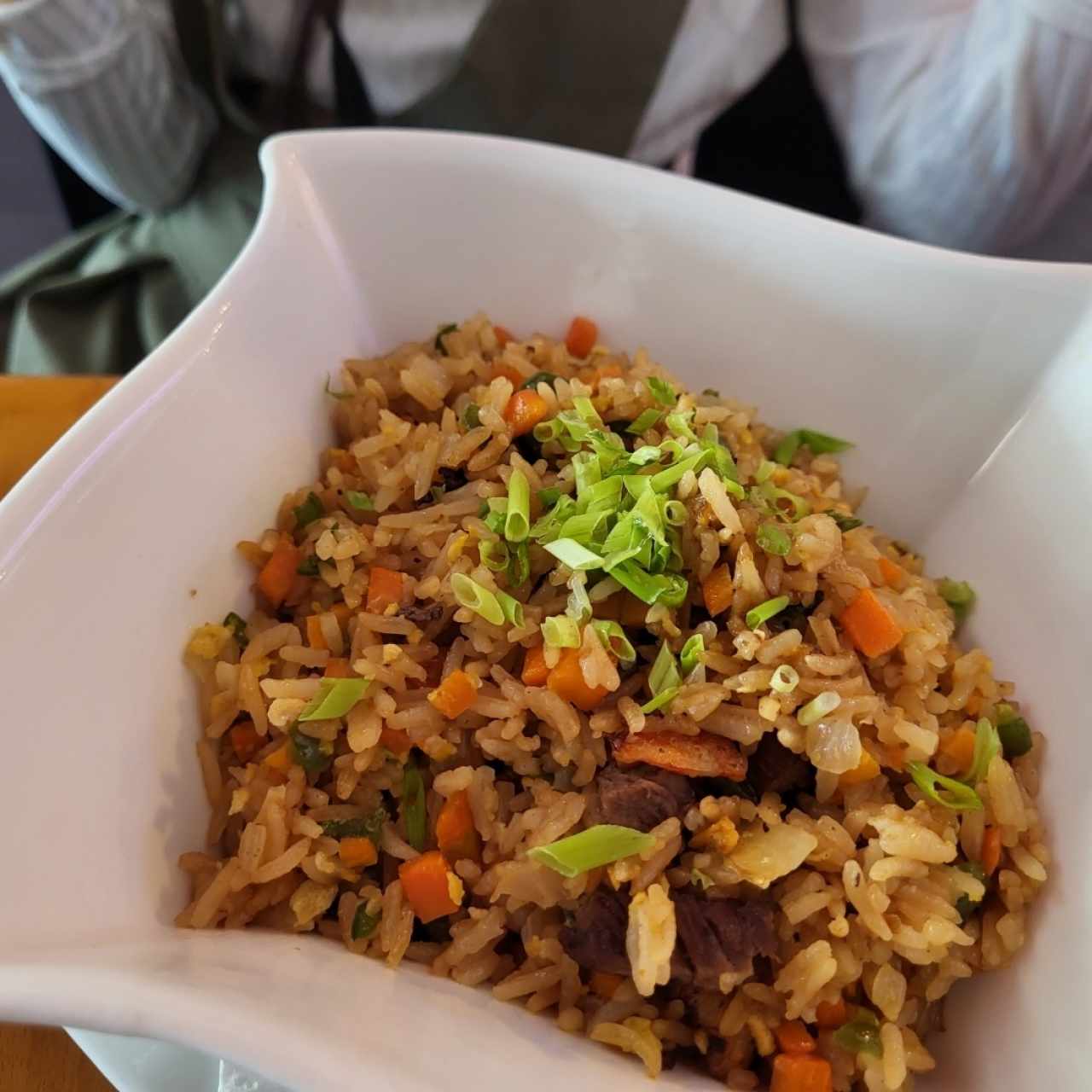 Yakimeshi mixto con salsa de cangrejo