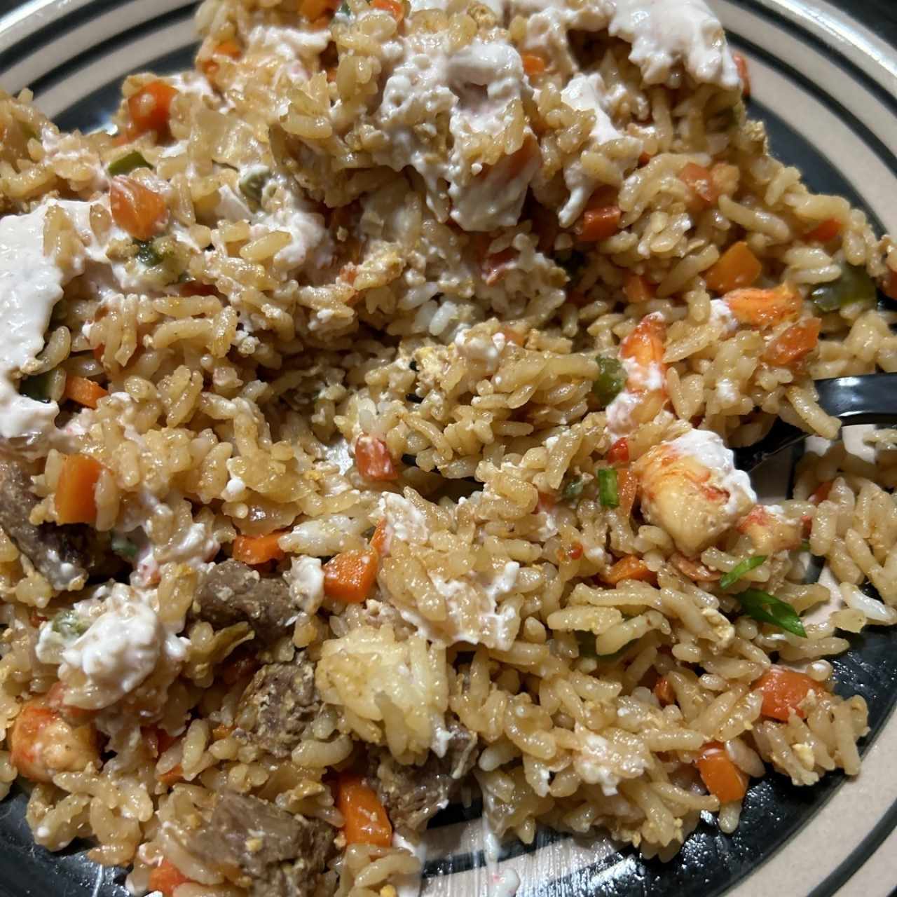 Yakimeshi mixto (salsa de cangrejo)