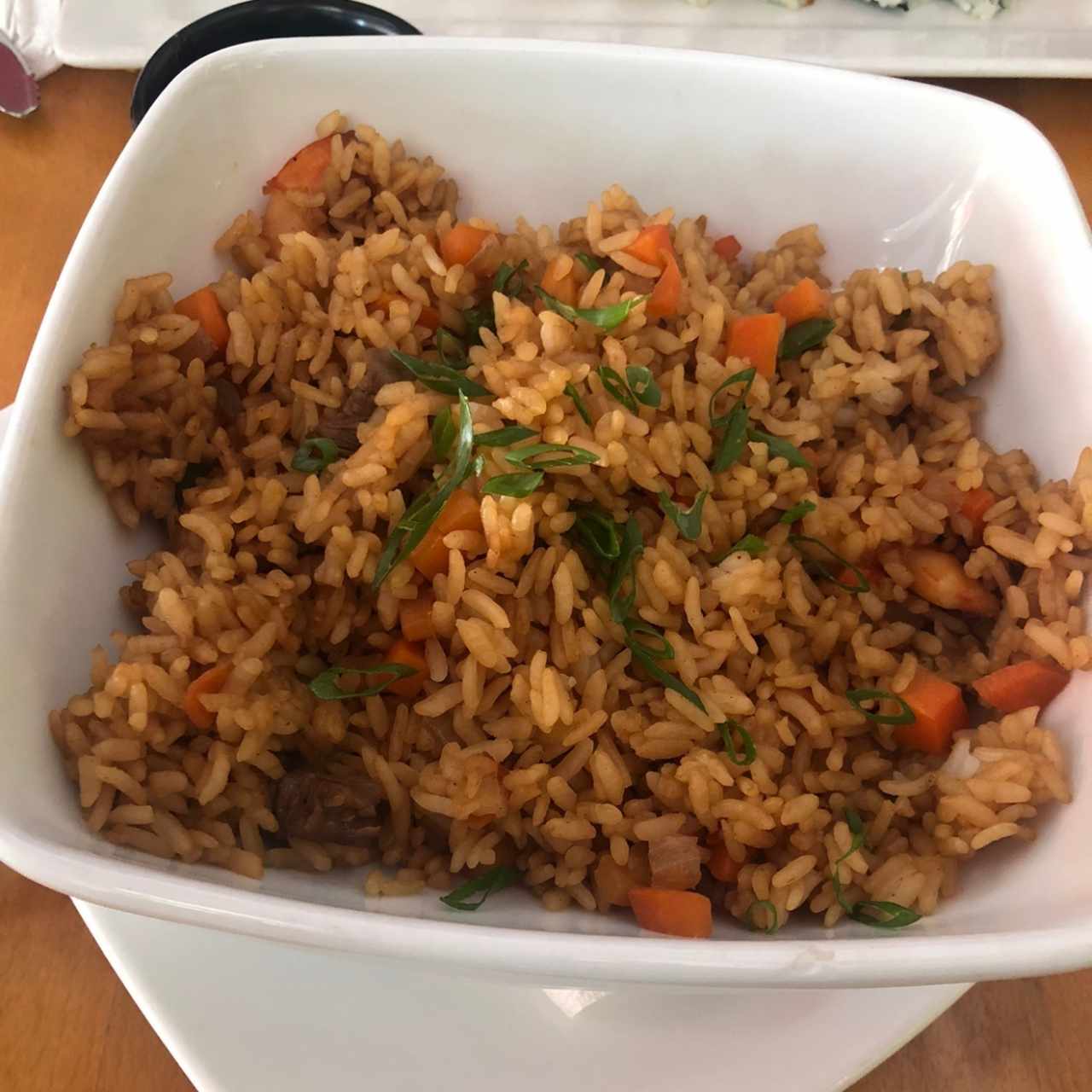 Yakimeshi mixto con salsa de cangrejo