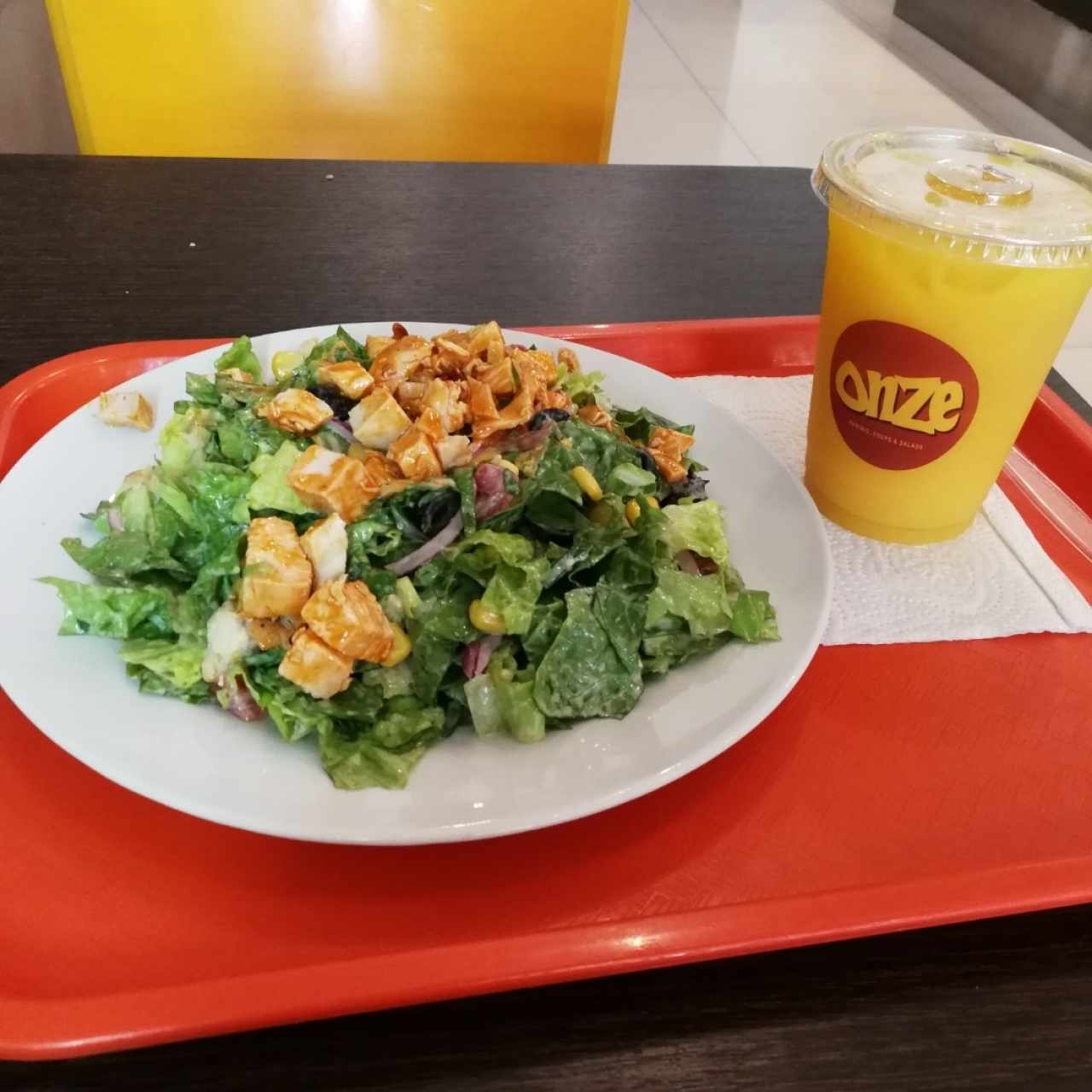 Buffalo Chicken Salad + Jugo de Naranja