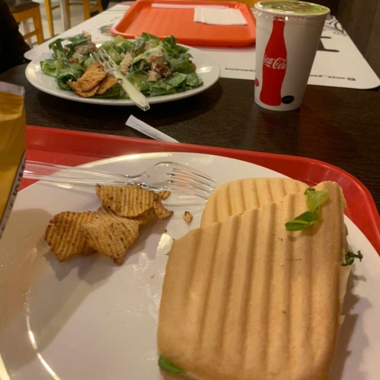 Caesar salad y panini italiano