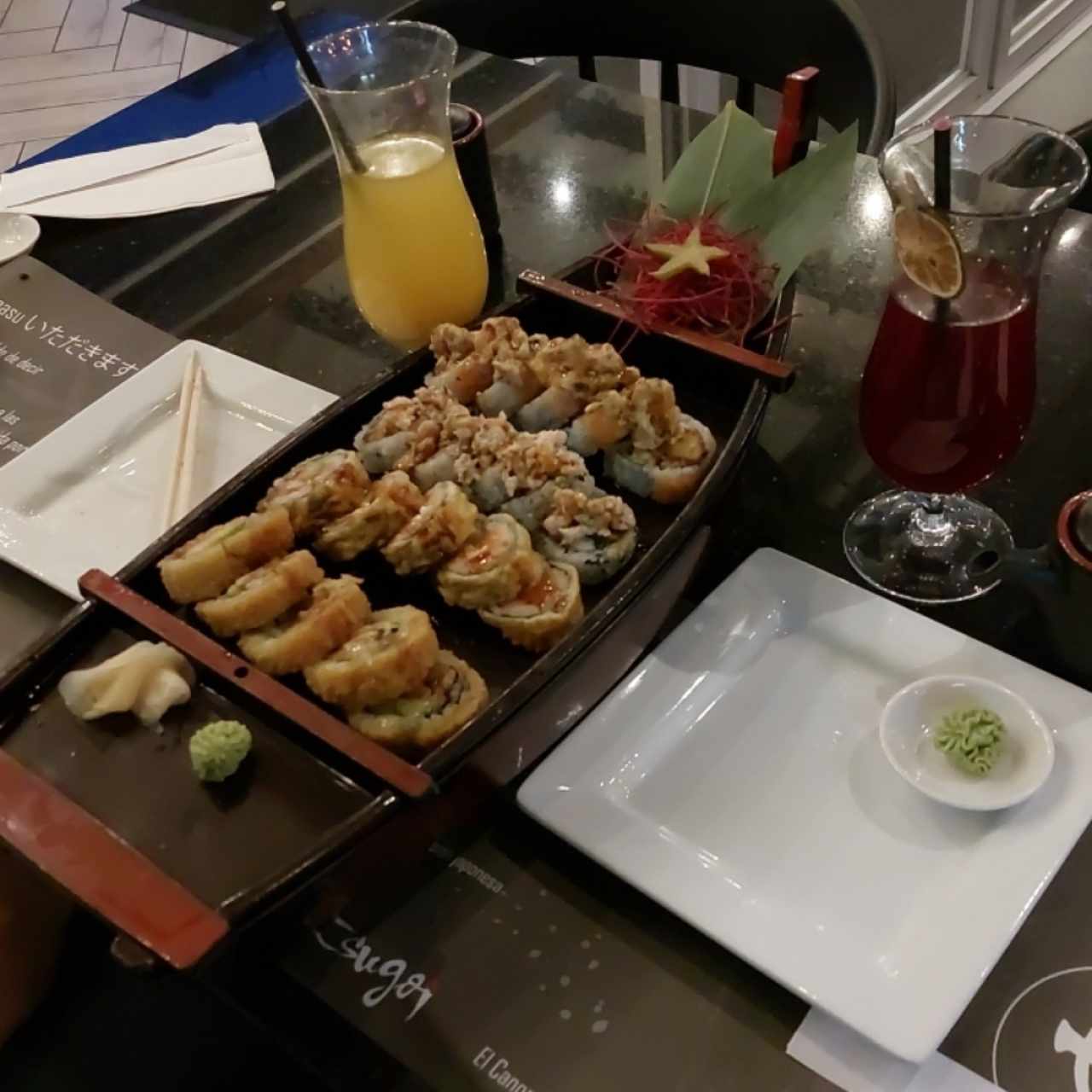 Rolls Variados (Canalero, Tiger, Osaka y Tsugoi) con Infusiones de Te con Maracuya y Cranberry con Matcha. 