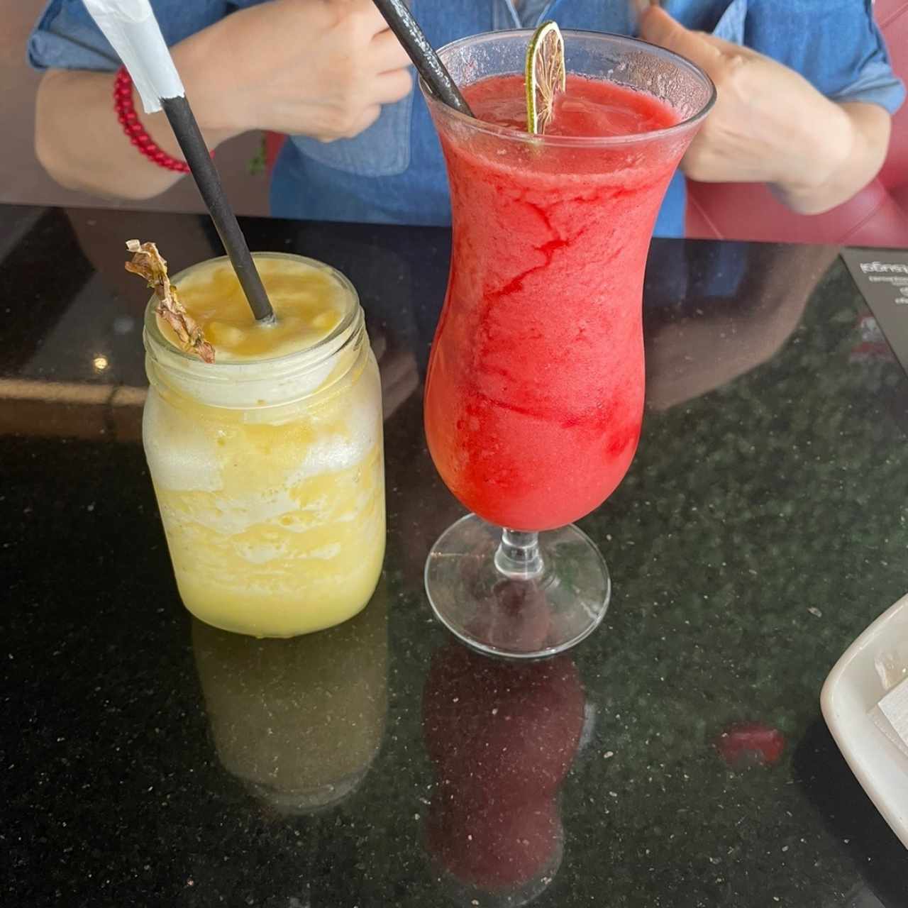 jugo de piña y frutos rojos