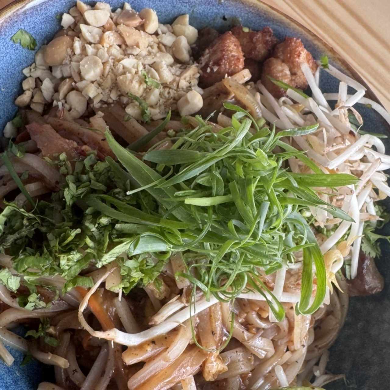 Pad Thai Mixto (pollo, filete y langostinos)