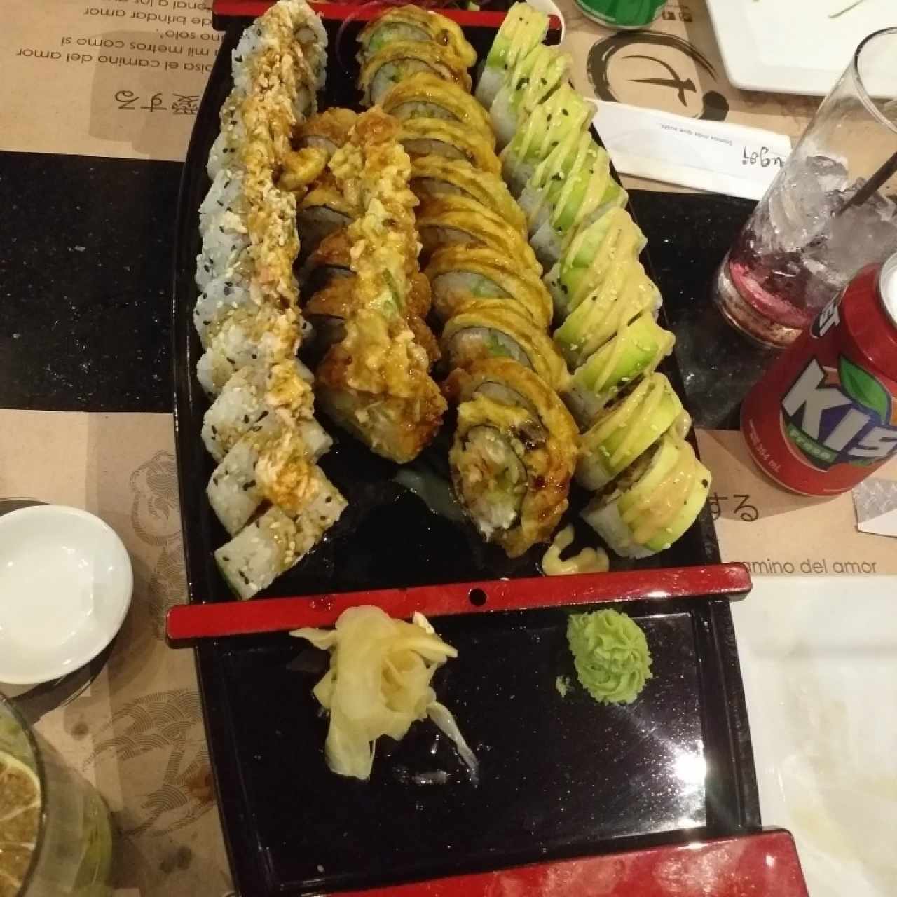 barco con variedad de Sushis entre esos Kun Fu Panda. me encantó.