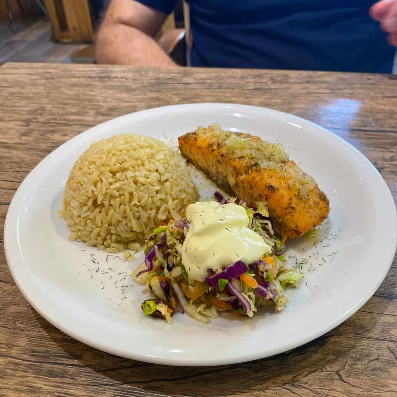 Salmon con arroz y ensalada