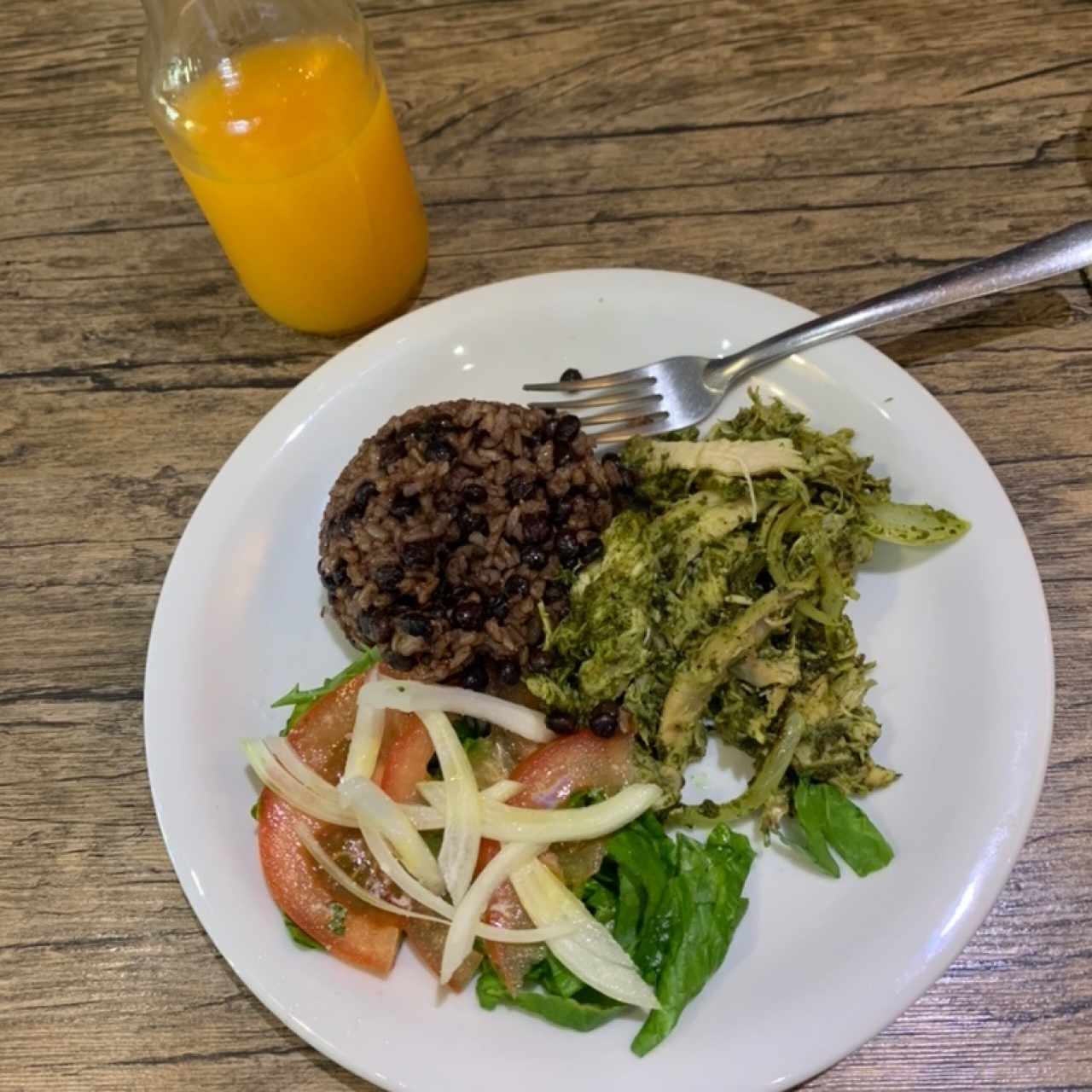 Pollo al pesto, arroz de guandu, con ensalada y jugo natural de naranja con zanahoria