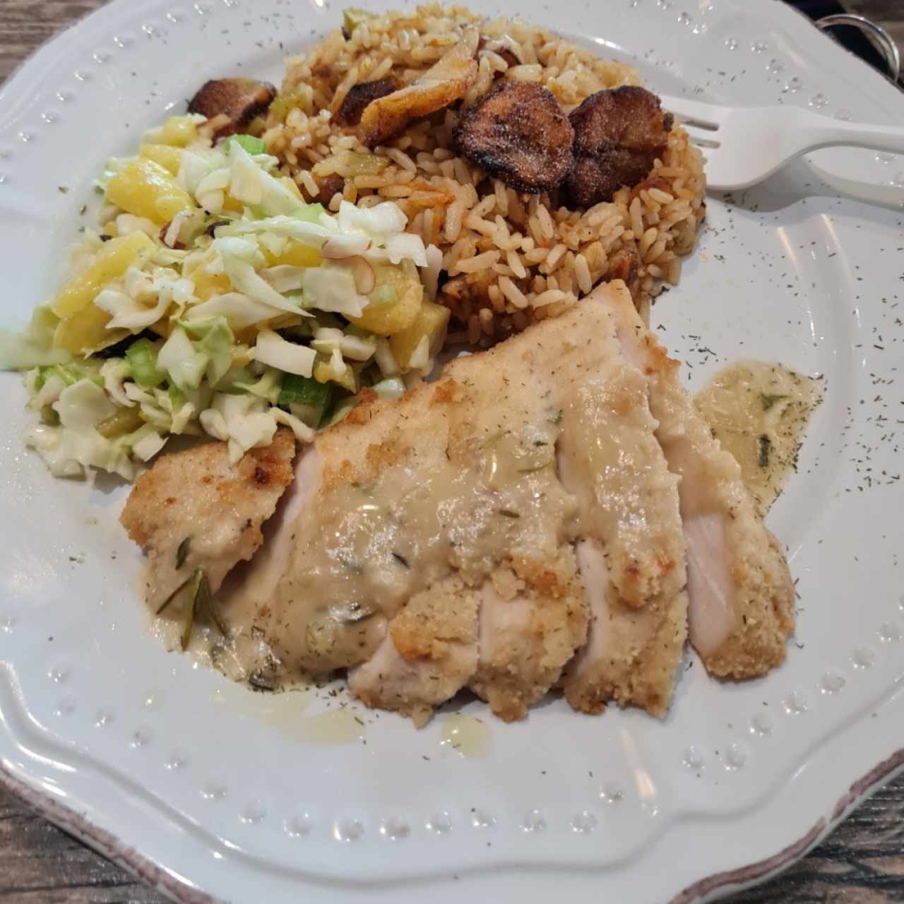 pavo en finas hierbas con arroz de plátano maduro y ensalda