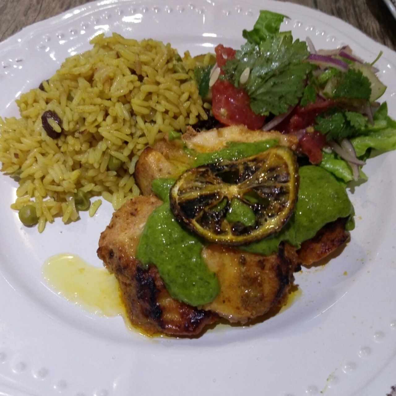 Tandori de pescado, arroz indú y ensalada