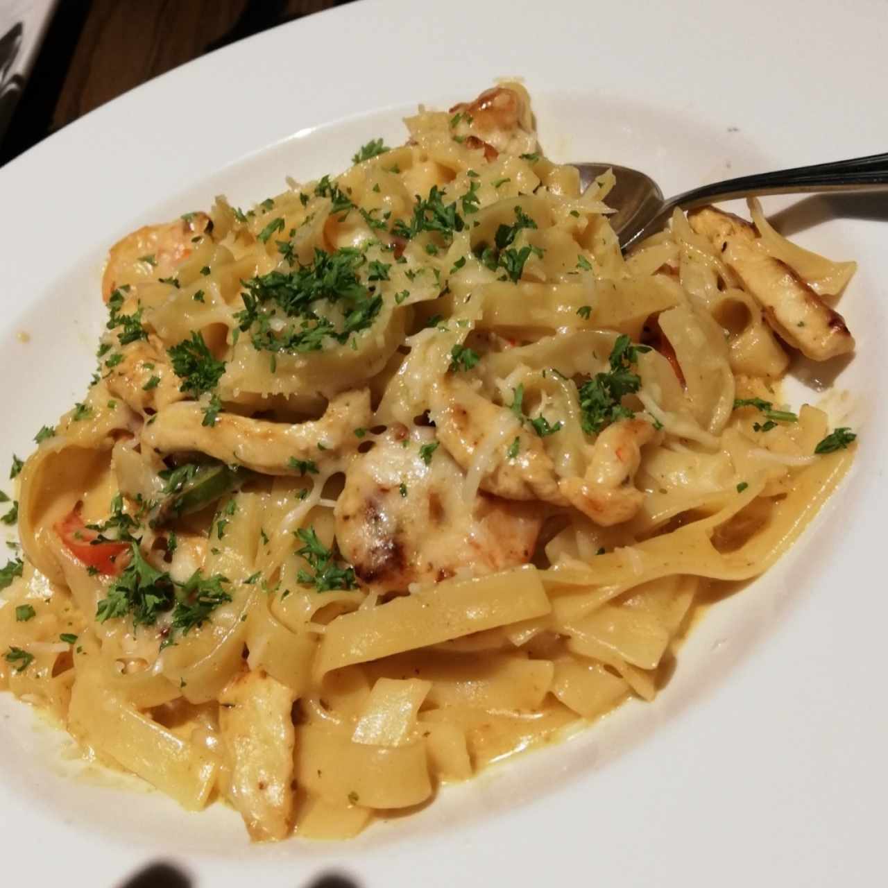 pasta de camarones y pollo