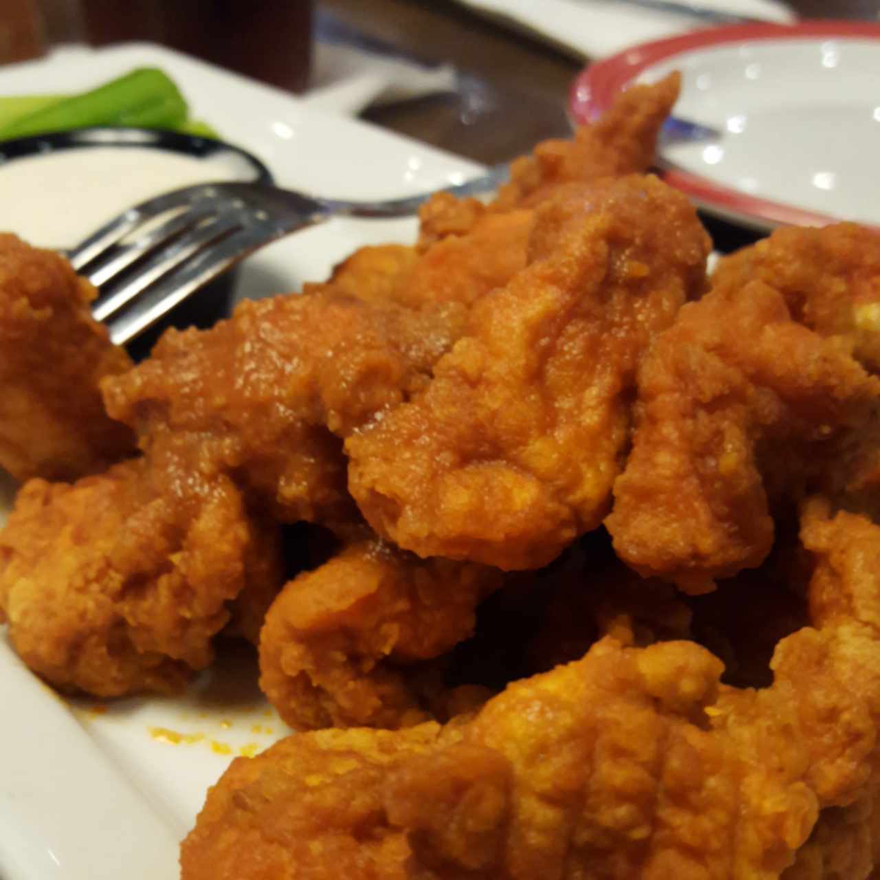 Wings con salsa búfalo