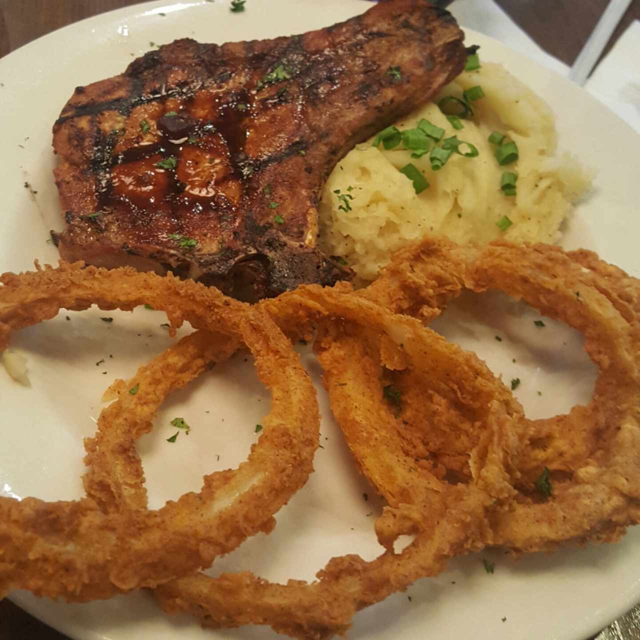 Chuleta Bbq con Anillos de Cebolla y Puré de Ajo