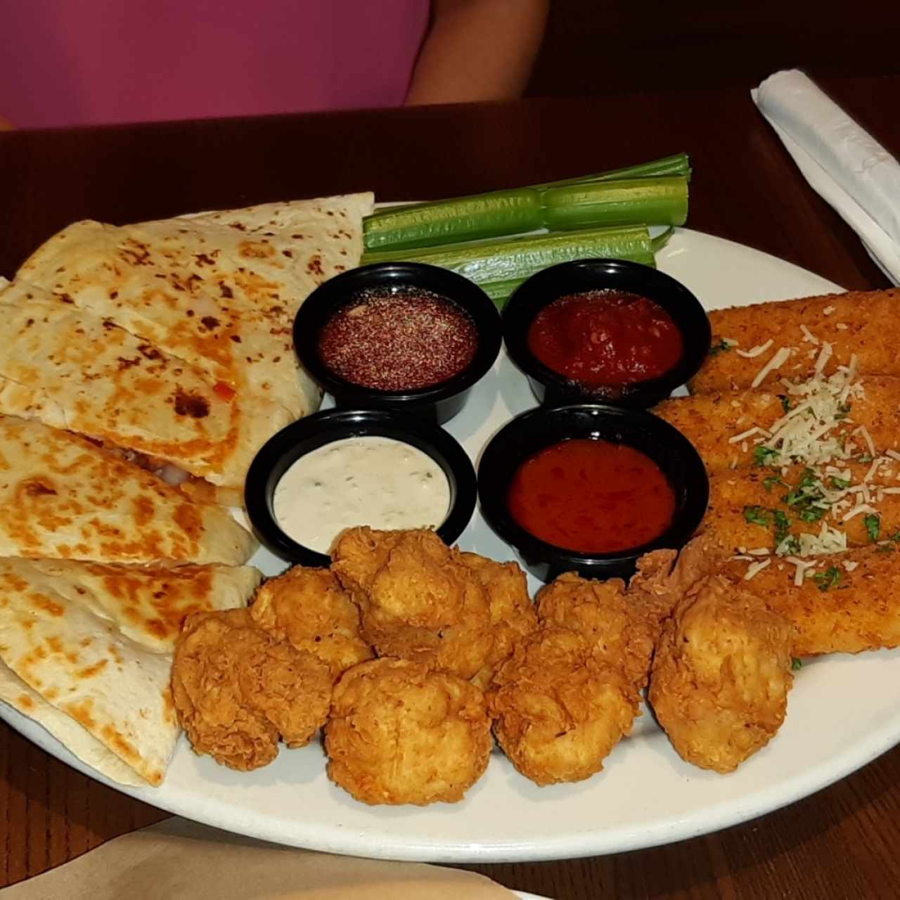 Quesadillas, pollo y dedos de Mozarella