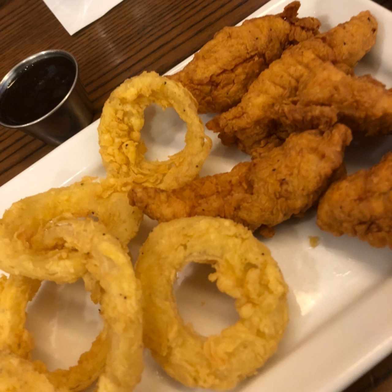 Chicken Fingers con Aros de Cebolla