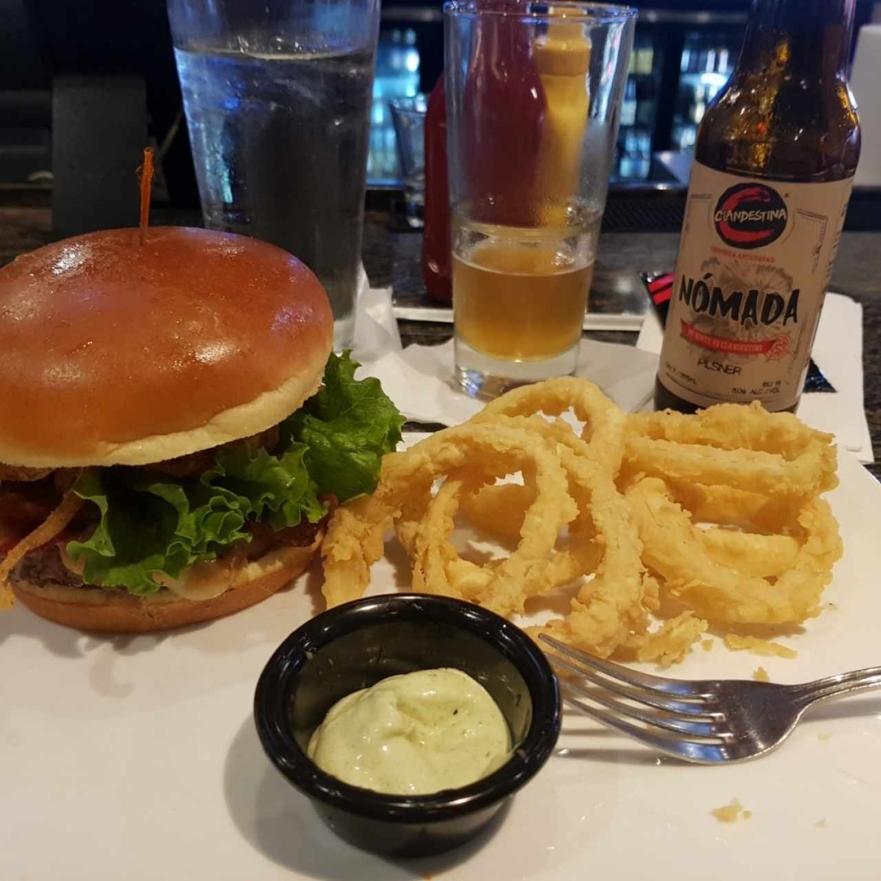 Hamburguesa Panamax con anillos de cebolla y alioli de cilantro 