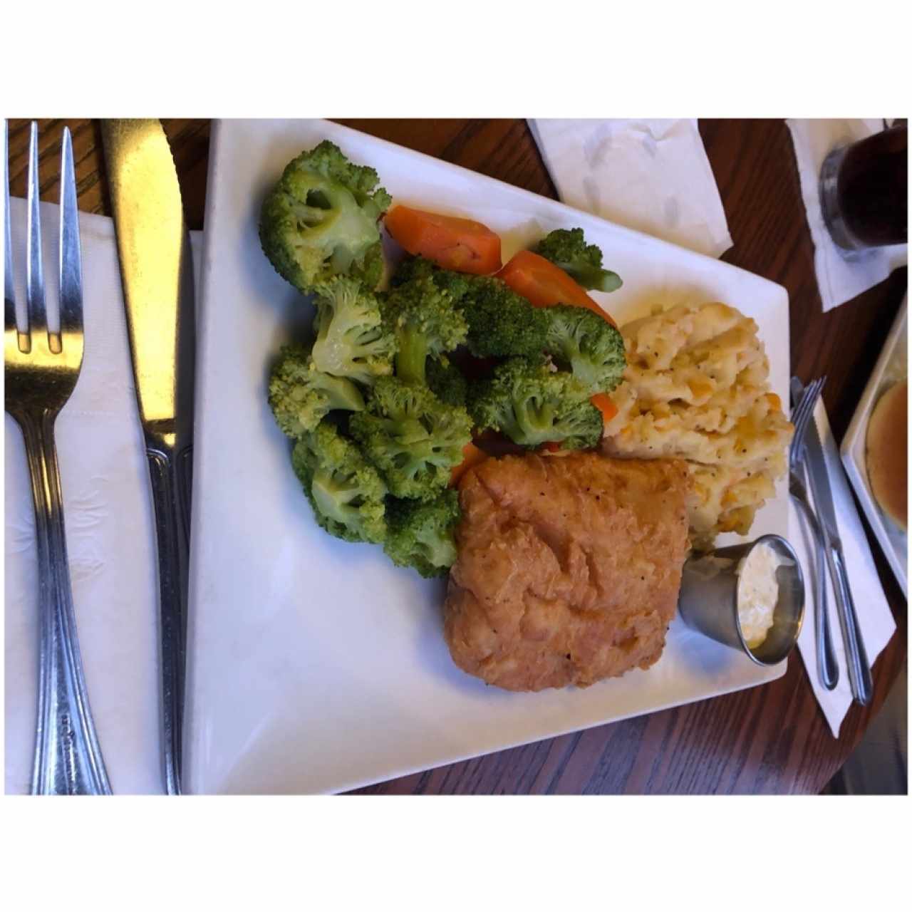 Pescado del día, puré y vegetales (menu lunch).