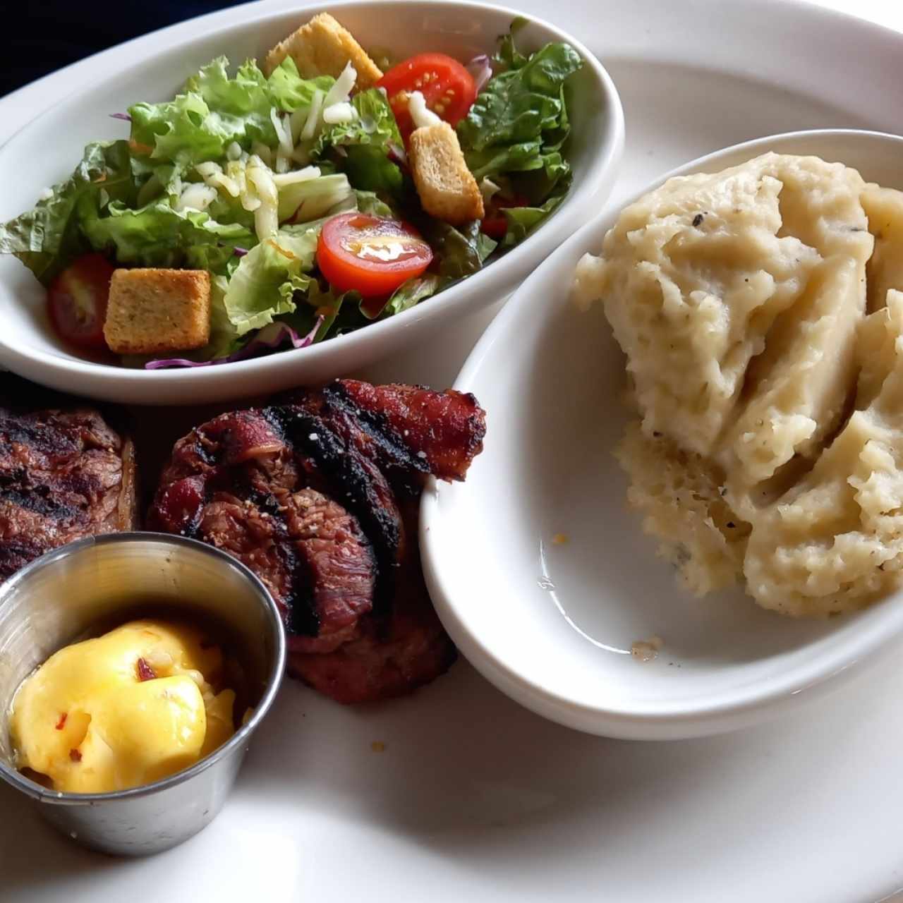 Filete mignon acompañado de puré de papas y ensalada