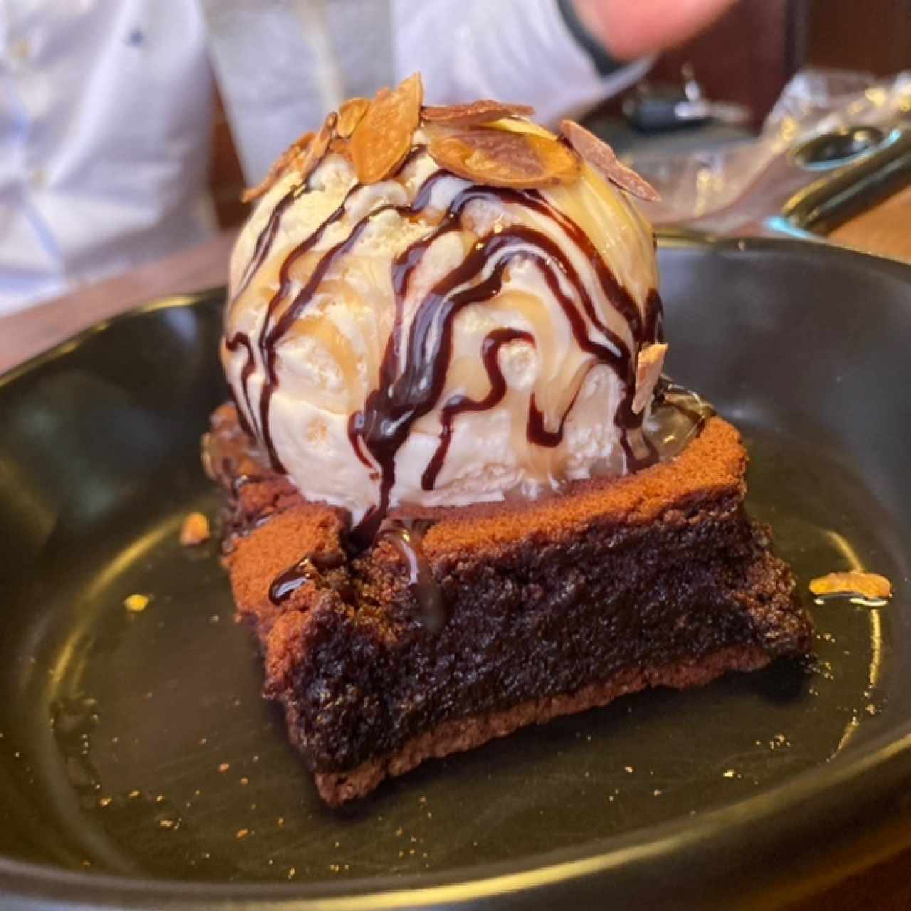 brownie con helado de vainilla