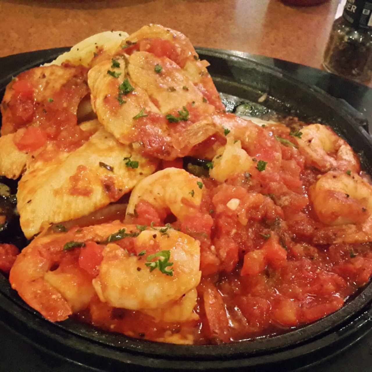 pollo y camarones en salsa de tomate