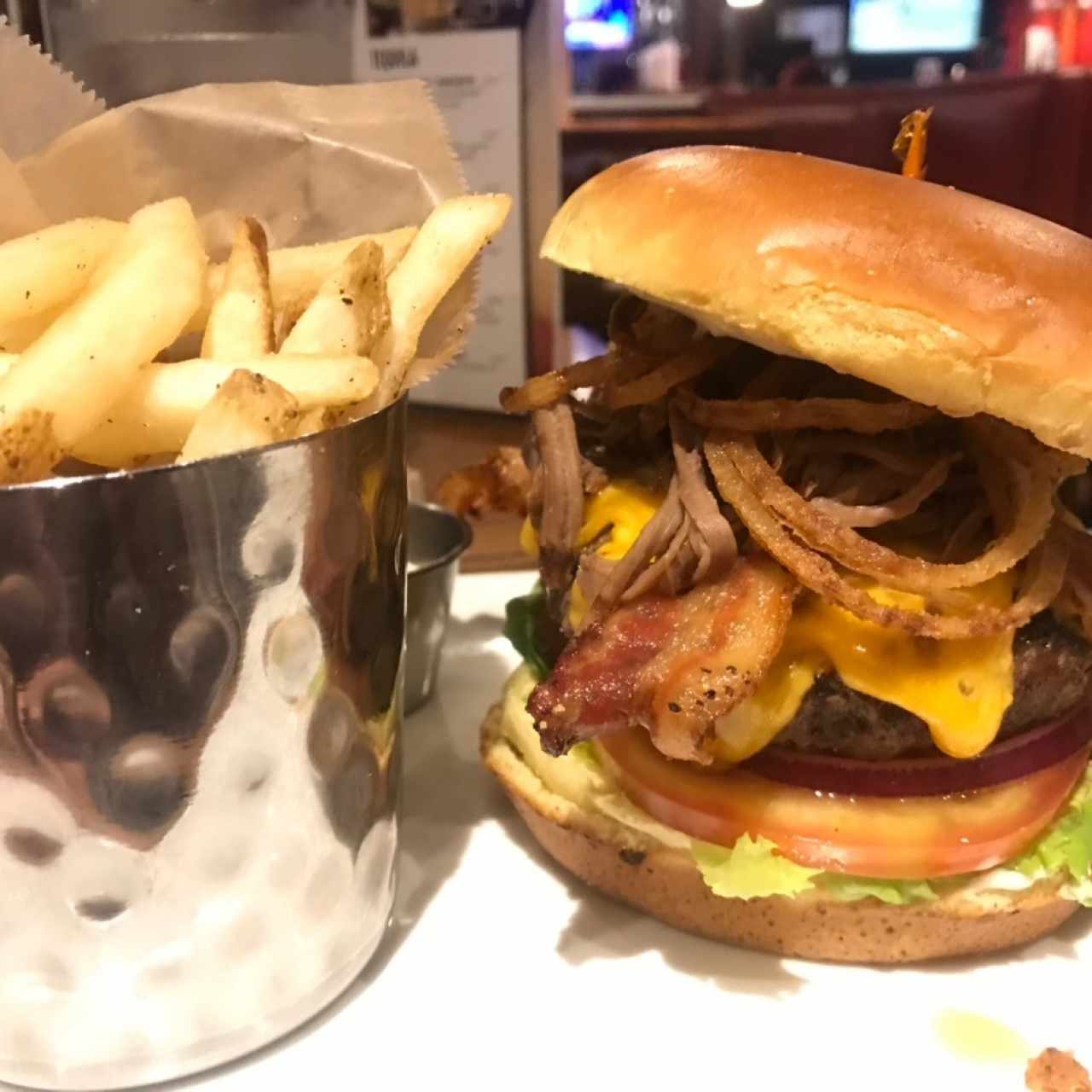 Hamburguesa de carne, ropa vieja y bacon