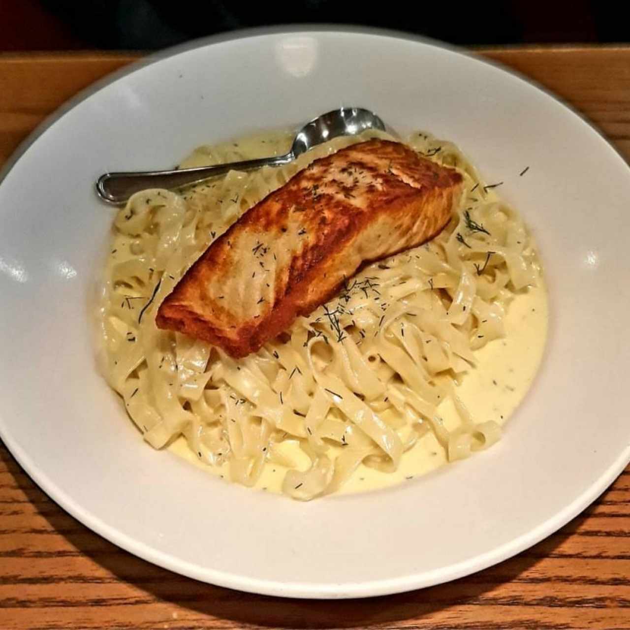 Salmón and dill Alfredo