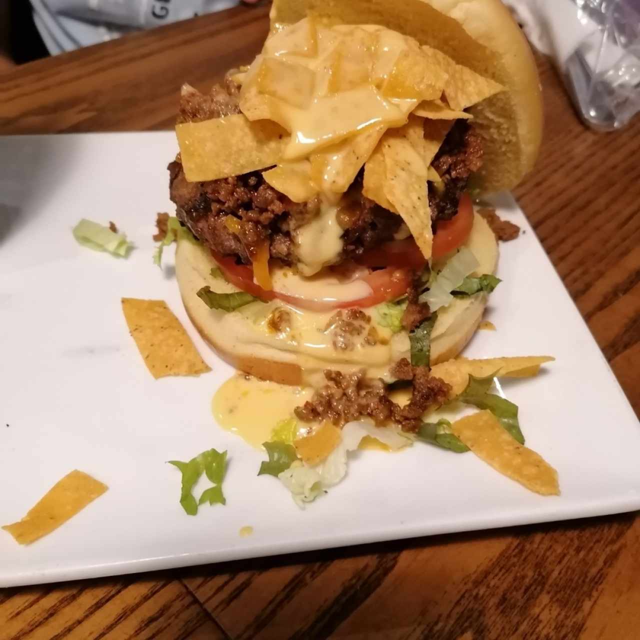 Hamburguesa con chips de tortilla