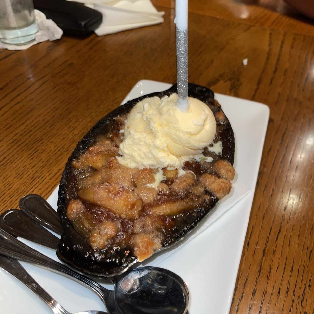 Postre apple pie con helado