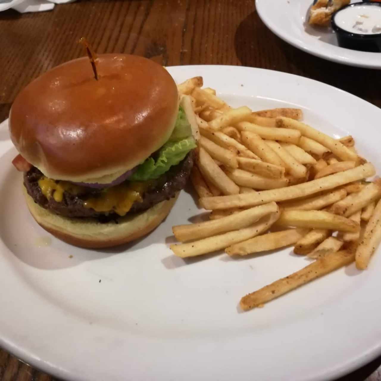 Hamburguesa clásica con papitas fritas