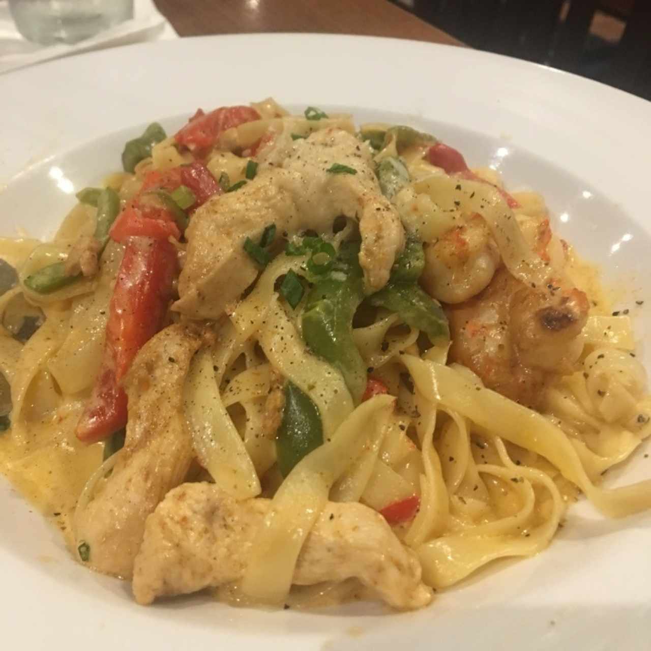 pasta alfredo con pillo y camarones