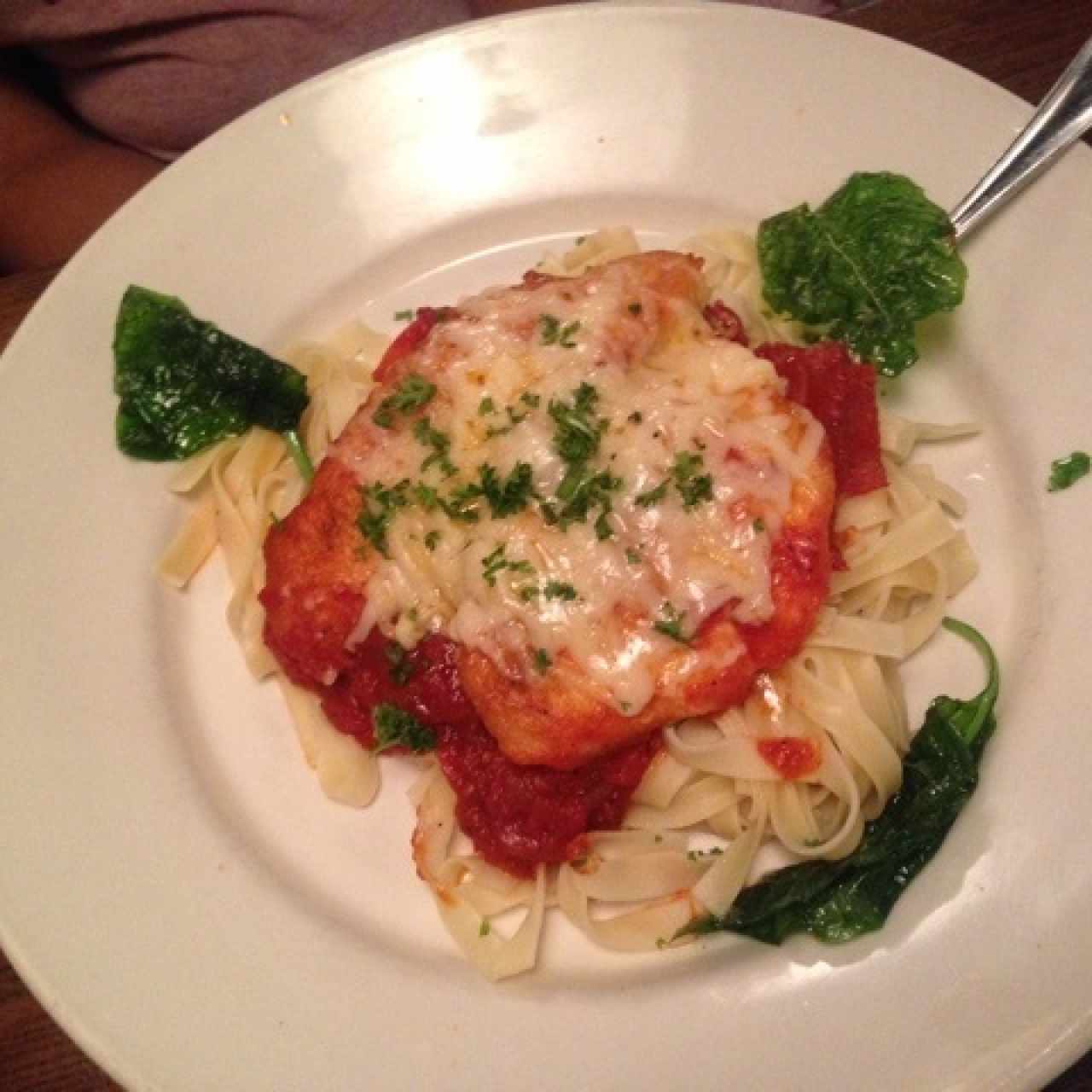 Pasta en salsa marinara con peperonni y filete de pollo