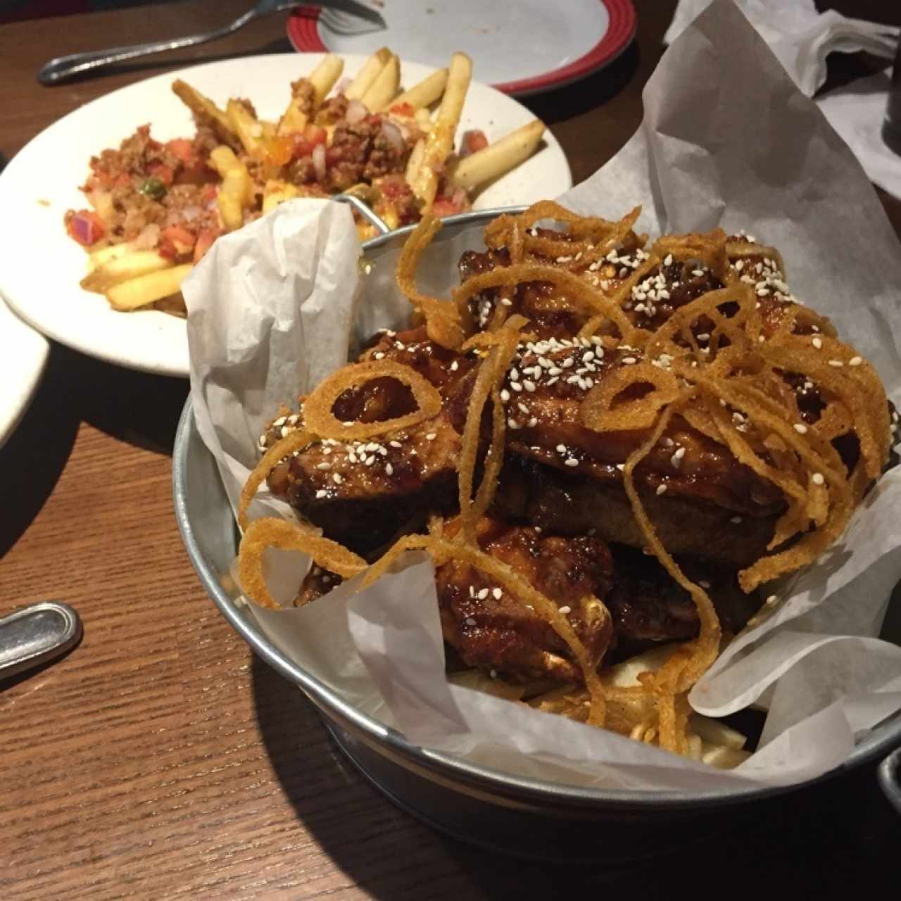 Bucket de alistas y costillas, con papas fritas con carne y queso