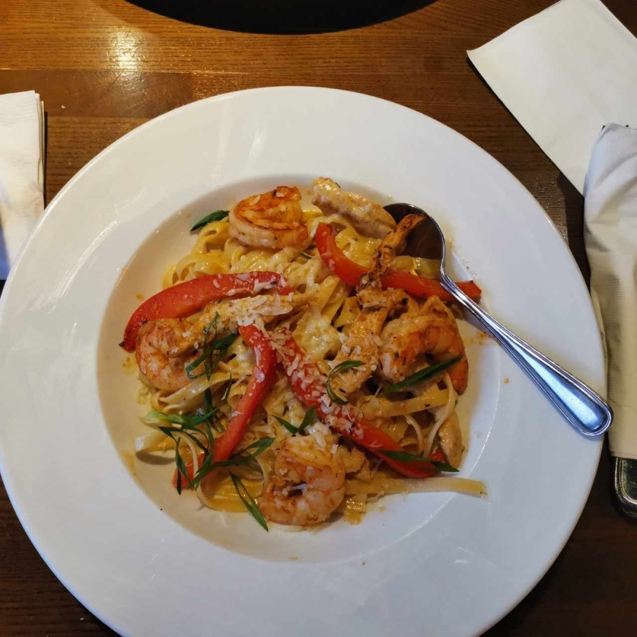 Pasta Alfredo con camarón y pollo 