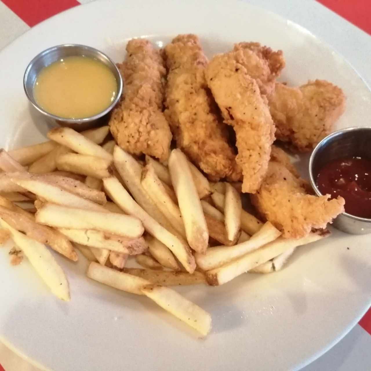 Chicken fingers con papas fritas